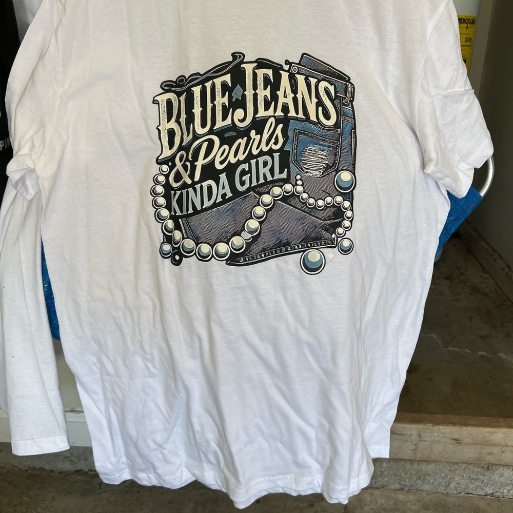 White cottonT-Shirt jeans & pearls